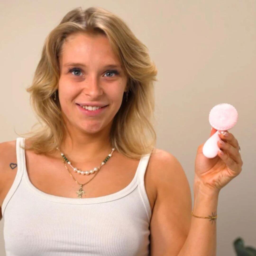 Smilende dame der poserer med Comforth Ultrasonisk ansigtsbørste