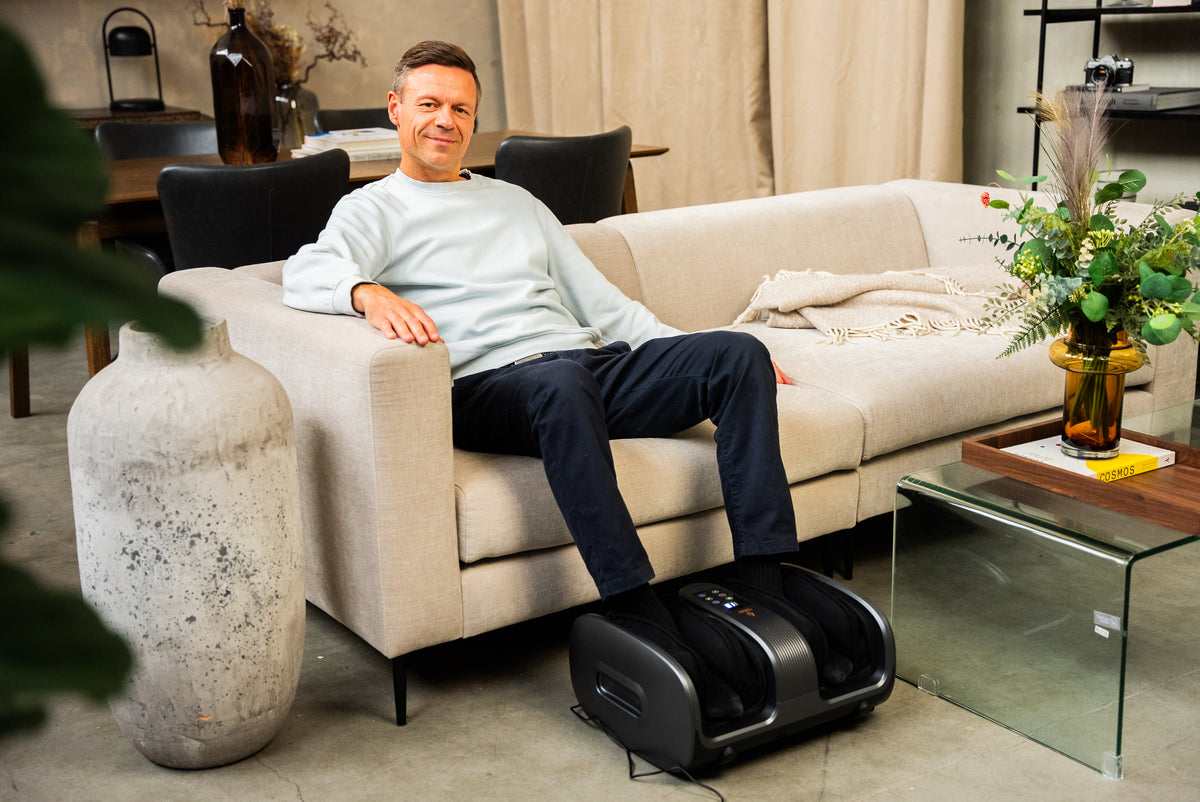 Mand slapper af med Comforth FootCare Pro i sofaen