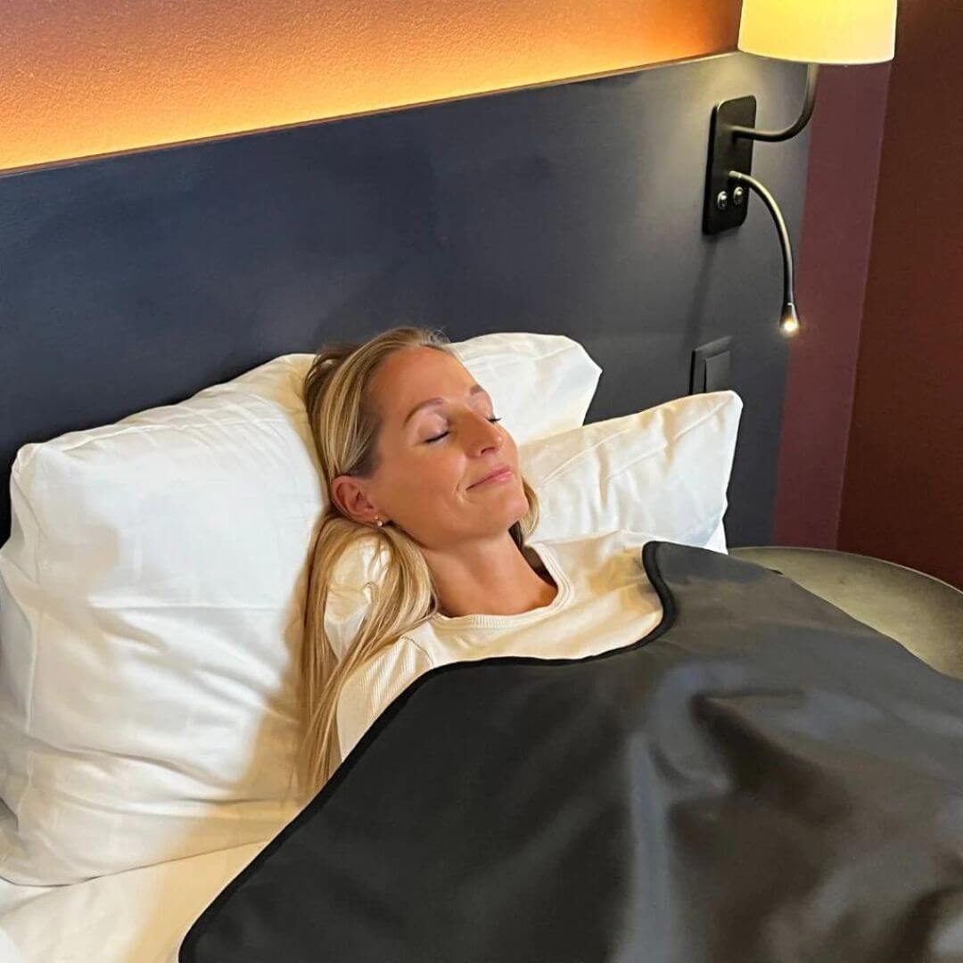 Damer, der nyder Comforth Infrarødt Saunatæppe i hendes seng