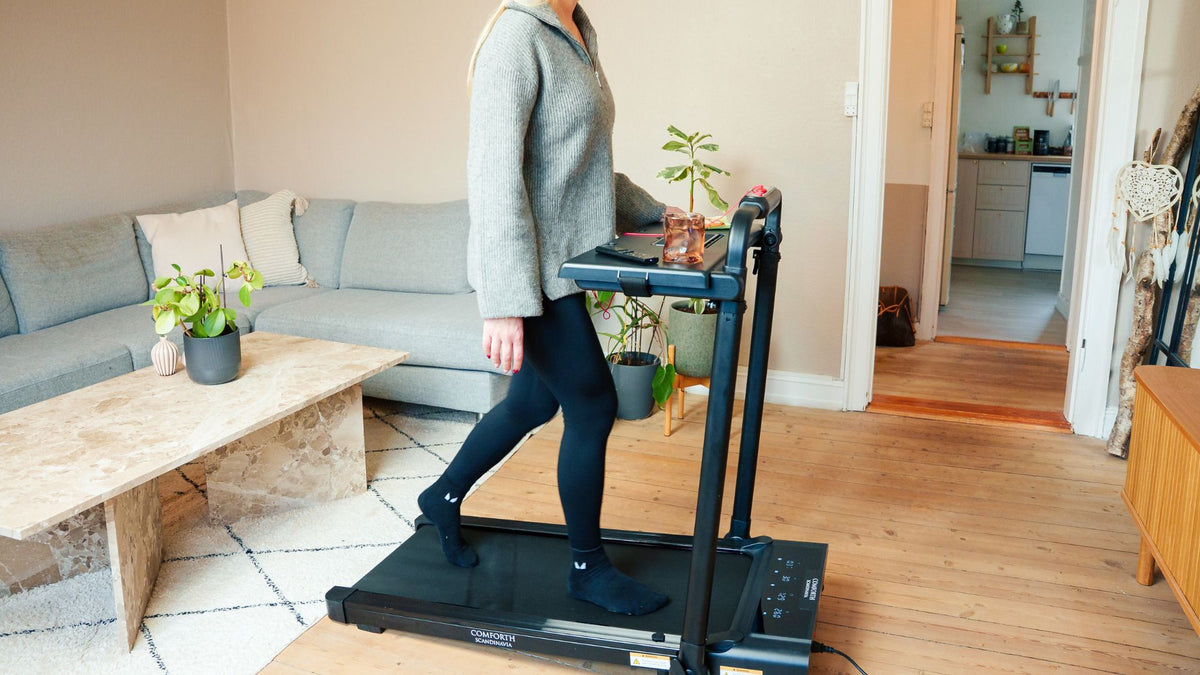 Kvinde går på Comforth MotionPro i stuen
