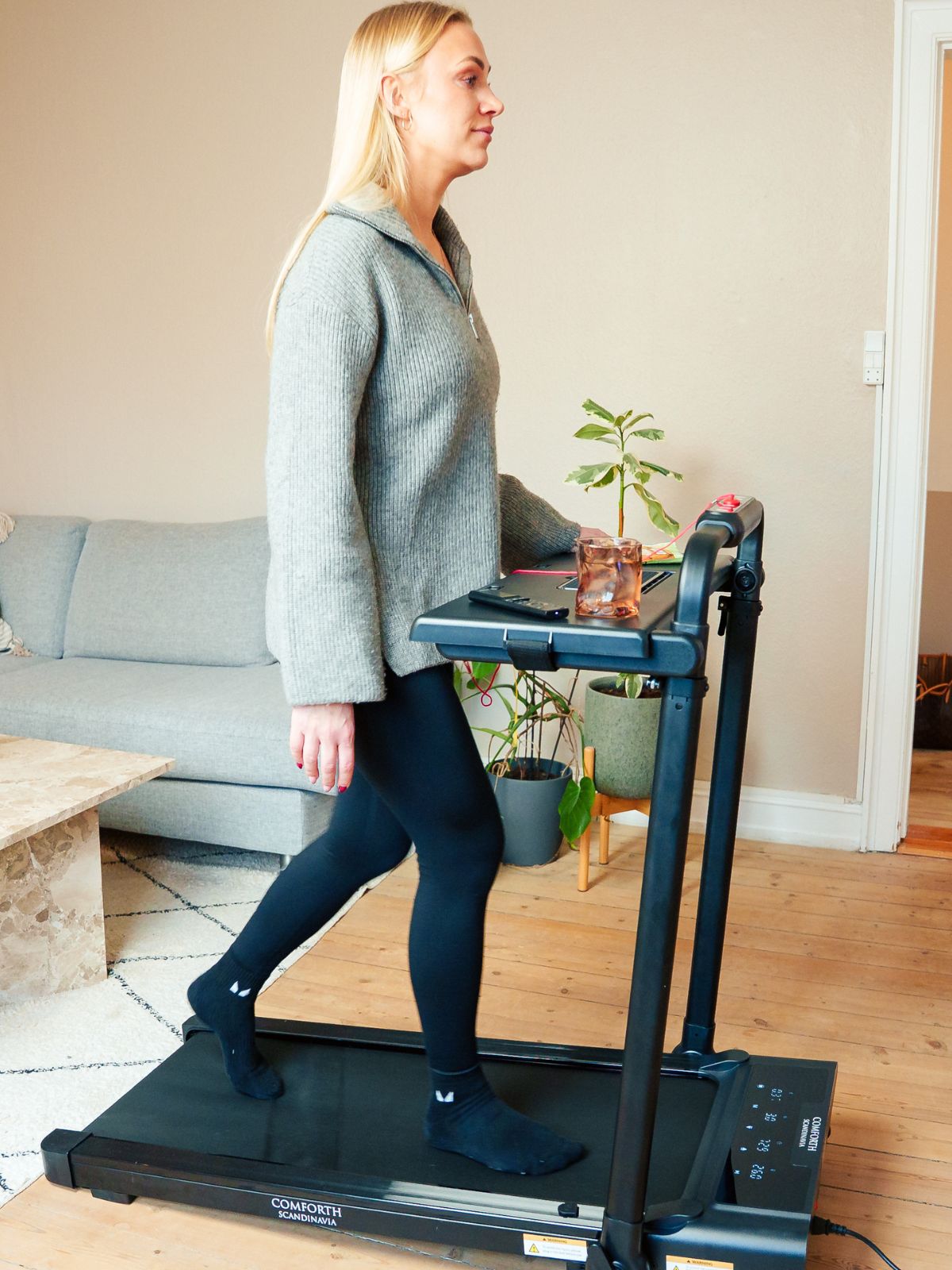 Kvinde på Comforth MotionPro gåbånd